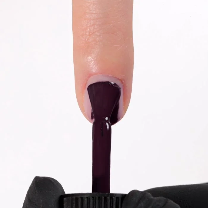 Applicazione di Smalto semipermanente SP843 Forbidden Berry
