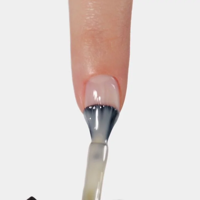 Application de Vernis semi-permanent SP658 Milky Soft Porcelain