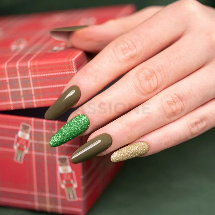 Elf Glitter - Green and champagne nail glitter - detail 2