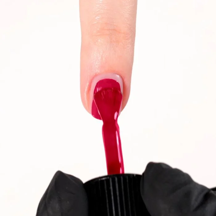 Applicazione di Smalto semipermanente SP635 Vivid Magenta