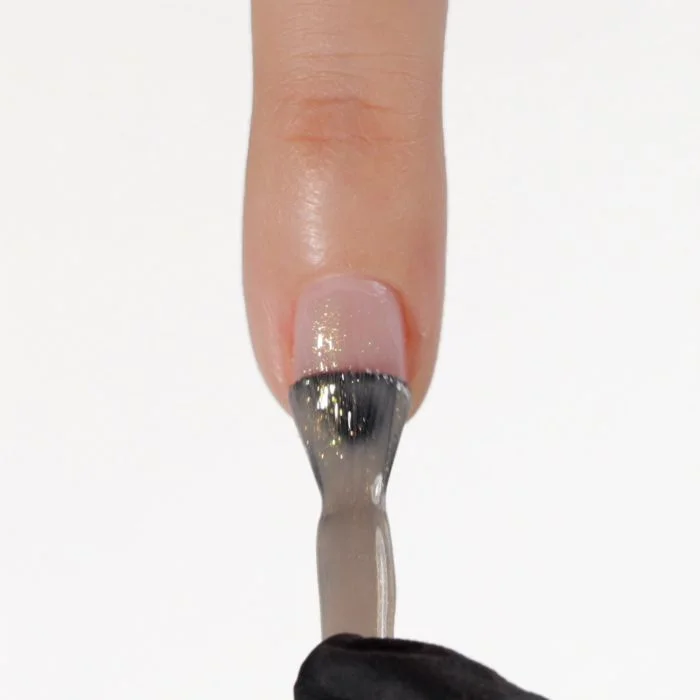 Anwendung von UV-Nagellack SP777 Glitter Beige