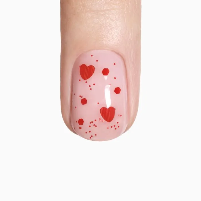 Hearts 01 Gloss 10 ml - Top Coat ohne Dispersion mit Herzen und roten Pailletten - Detail 2