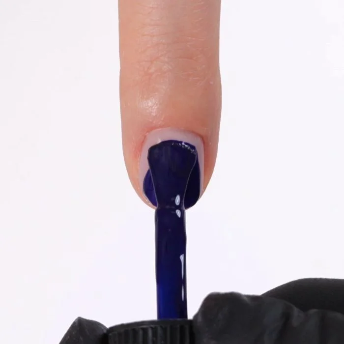 Application de Vernis semi-permanent SP823 Blue Navy