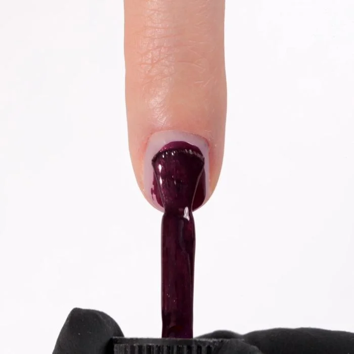 Aplicación de Esmalte semipermanente SP844 Red Wine
