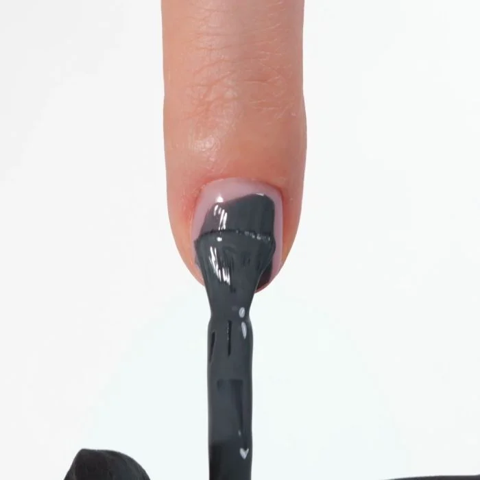 Application de Vernis semi-permanent SP825 Grey Tie