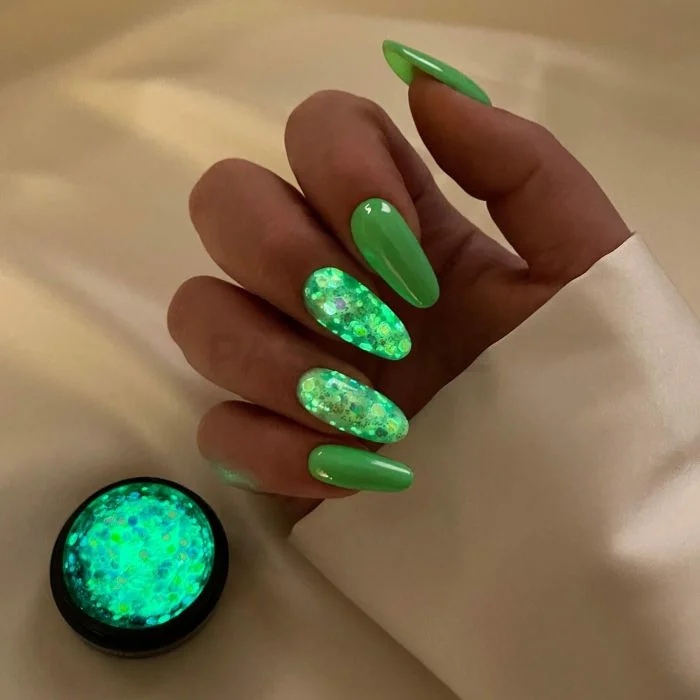 Green Glow Glitter - Opalescent green glitter and sequins - detail 2