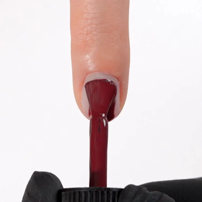 Aplicación de Esmalte semipermanente SP847 Red Affair