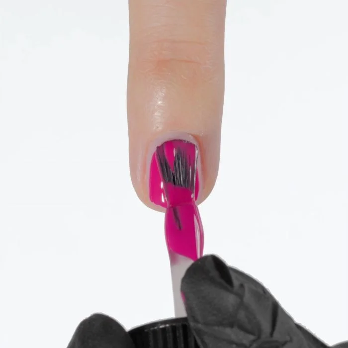 Applicazione di Smalto semipermanente SP803 Funky Fuchsia