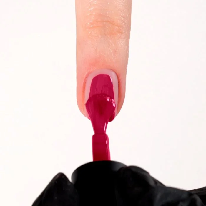 Anwendung von UV Nagellack SNF02 Coral Red