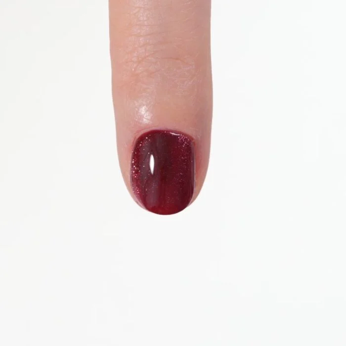 Aplicación de Esmalte semipermanente SP835 Crimson Cat Eye