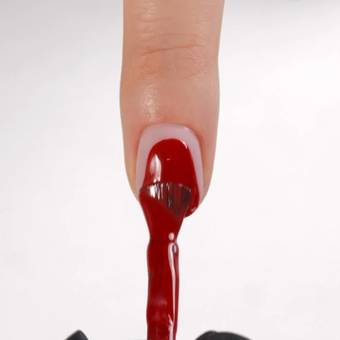 Aplicación de Esmalte semipermanente SP643 Dreamy Scarlet