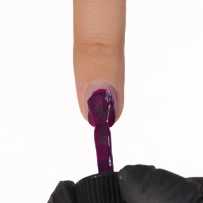 Aplicación de Esmalte semipermanente SP750 Spicy Plum