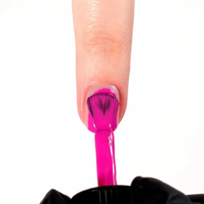 Application de Vernis semi-permanent SP698 Fuchsia Macaron