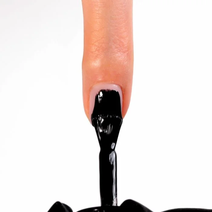 Applicazione di Smalto semipermanente SP02 Black