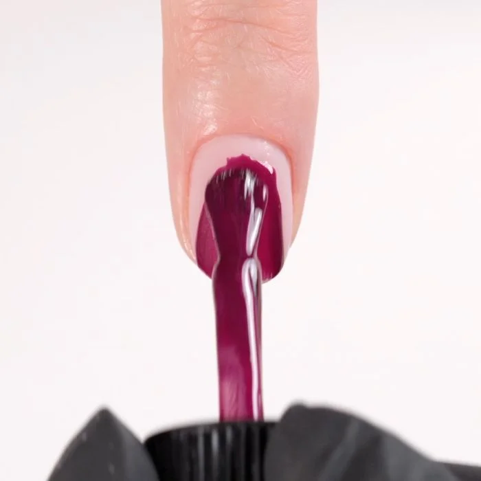 Application de Vernis semi-permanent SP632 Regal Berry