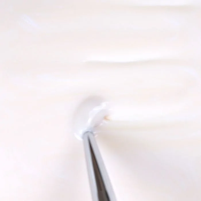 Applicazione di Smalto semipermanente SP551 Glazed White