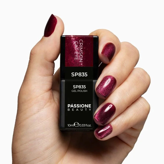 Smalto semipermanente SP835 Crimson Cat Eye - Colore semipermanente rosso scuro effetto cat eye - dettaglio 3