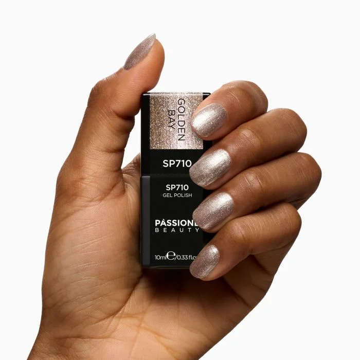 UV Nagellack SP710 Golden Bay - Metallisches Gold semipermanent - Detail 3
