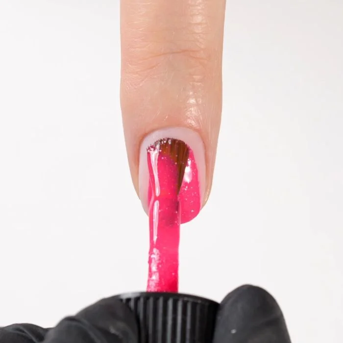 Aplicación de Esmalte semipermanente SP193 Fuchsia Fluo Glitter