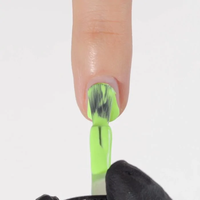Aplicación de Esmalte semipermanente SP792 Lime Arcade