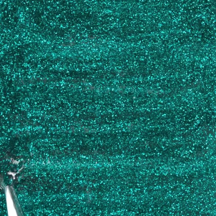 Application of Gel Nail Polish GPG01 Smeraldo 
