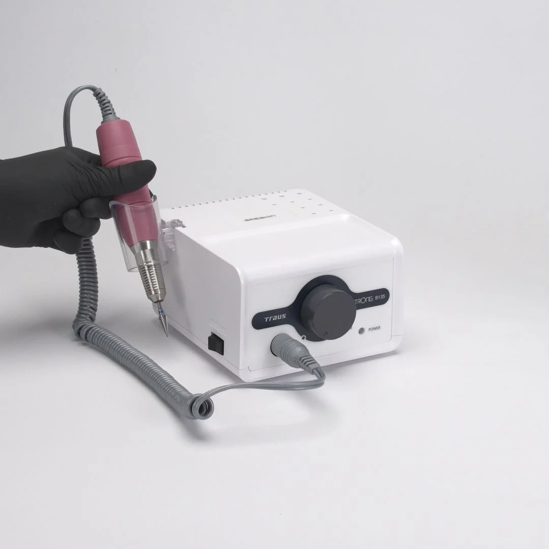 Anwendung von Saeshin Strong B135 Fräser mit Handstück 120II – Rosa