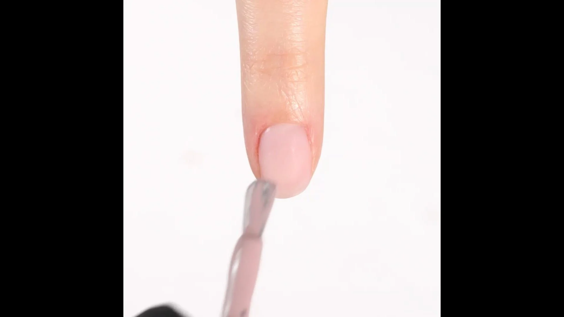 Application of Gel Nail Polish GP179 Moda