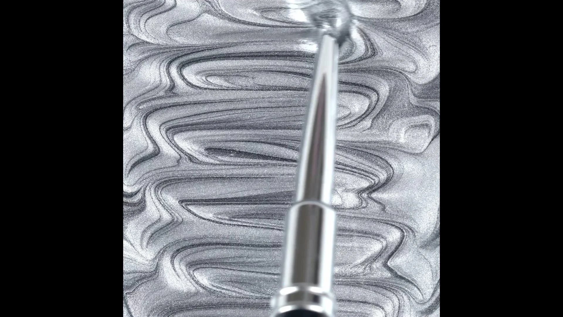 Aplicación de Esmalte semipermanente SP764 Chrome Silver