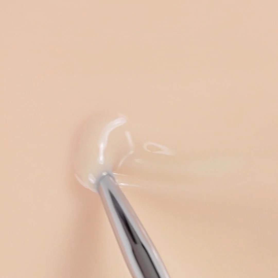 Aplicación de Esmalte semipermanente SP660 Milky Soft Vanilla