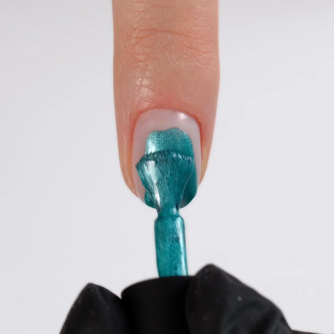 Application of Gel Nail Polish GPA01 Maracaibo