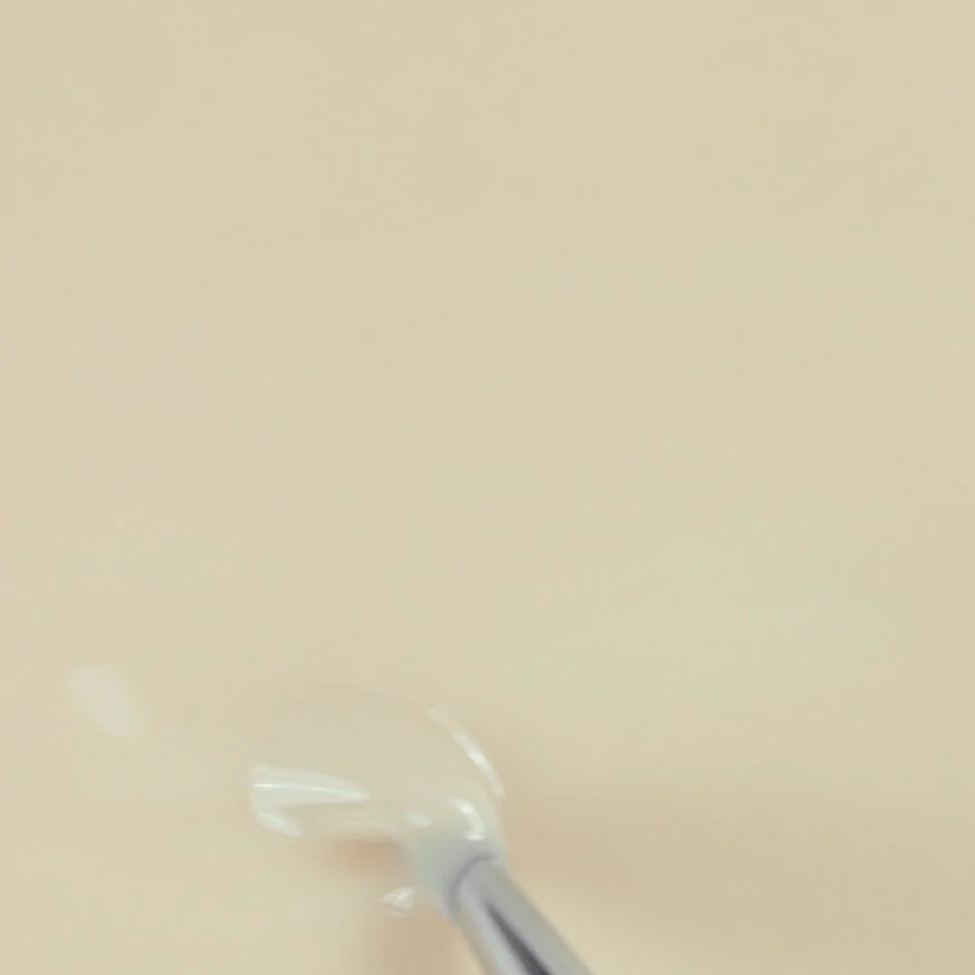 Application de Vernis semi-permanent SP658 Milky Soft Porcelain
