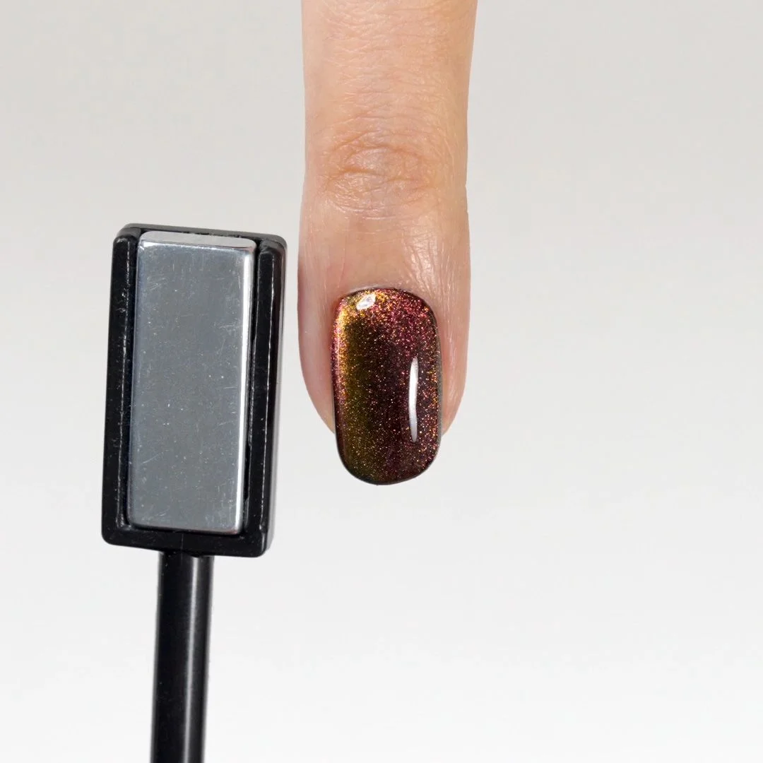 Aplicación de Esmalte semipermanente SP150 Pink 5D Cat Eye