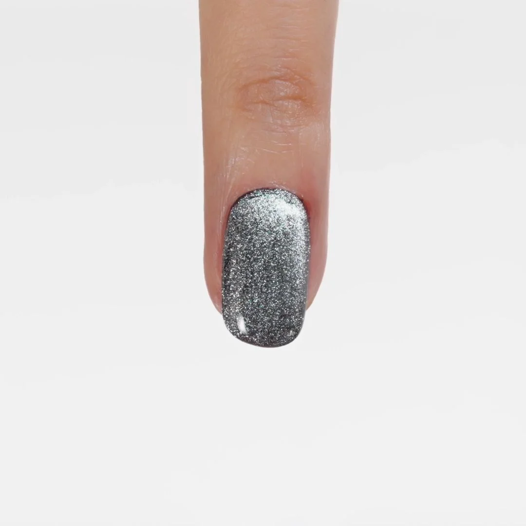 Anwendung von UV-Nagellack SP194 Platinum Cat Eye