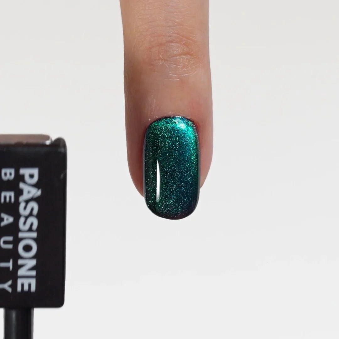 Application of Gel Nail Polish SP154 Green 5D Cat Eye