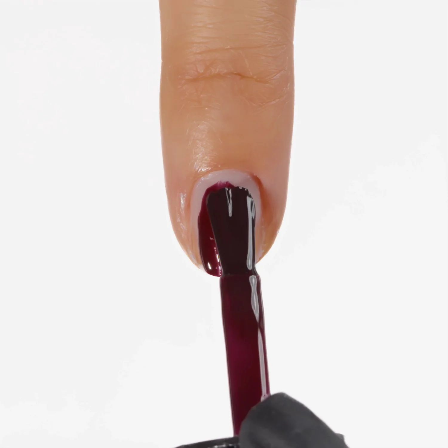 Anwendung von Nagellack NP752 Rouge Noir