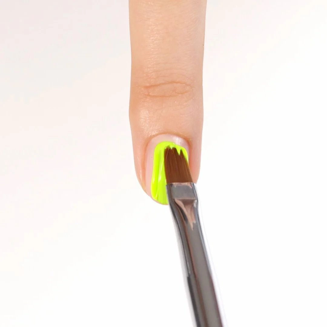 Application of Gel color F46 Fluo Lemon