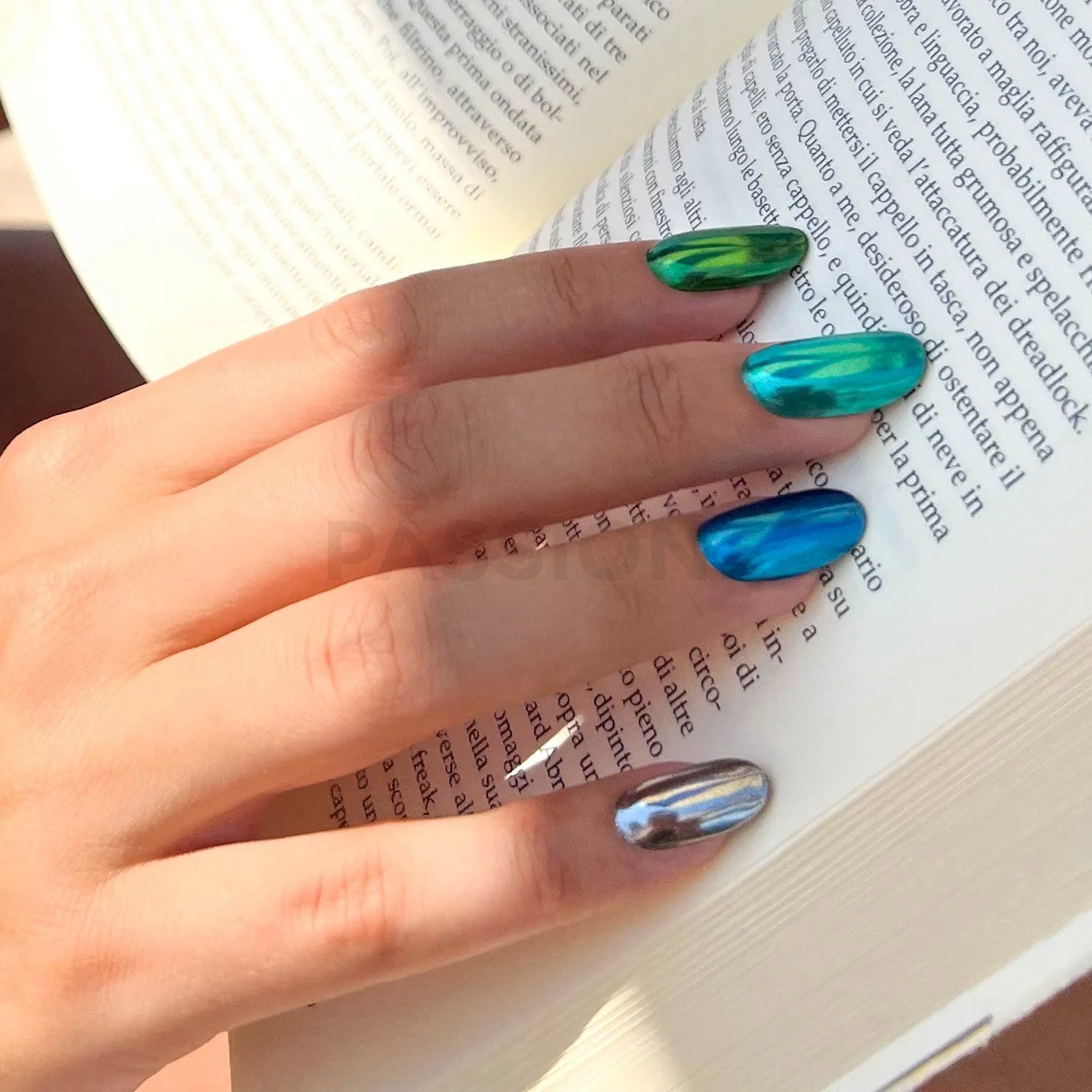 Chrome Pigment Emerald - Emerald green chrome-effect nail pigment - detail 1