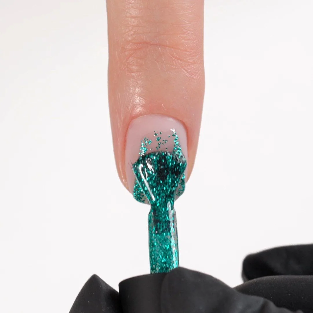 Application of Gel Nail Polish GPG01 Smeraldo 