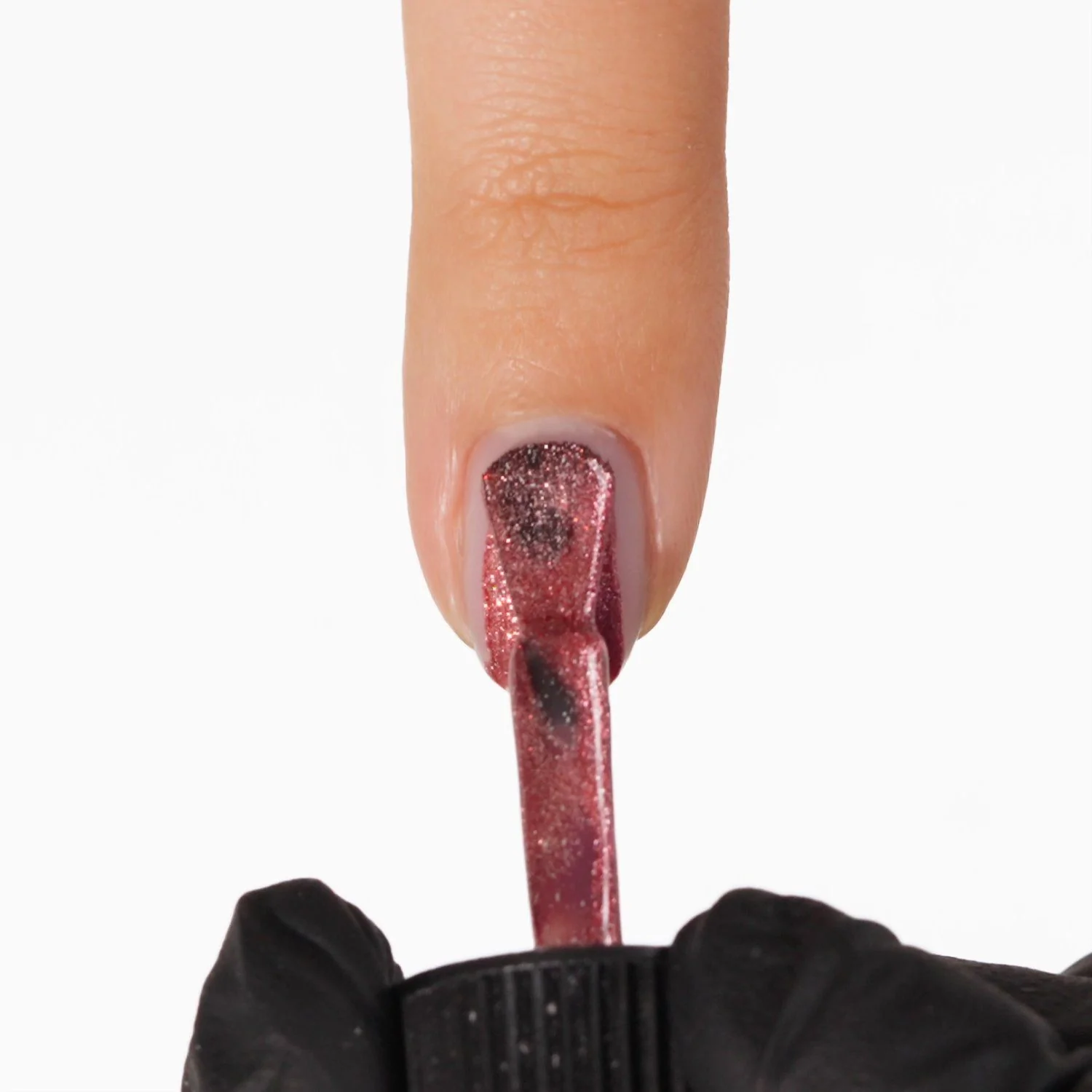 Application de Vernis semi-permanent SP765 Radiance Rouge