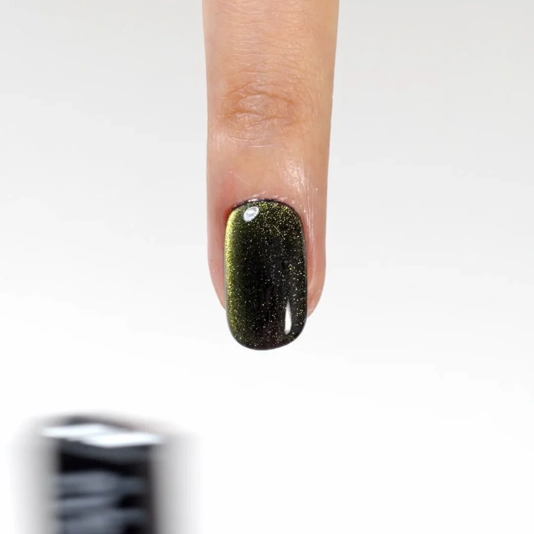 Aplicación de Esmalte semipermanente SP222 Gold Cat Eye
