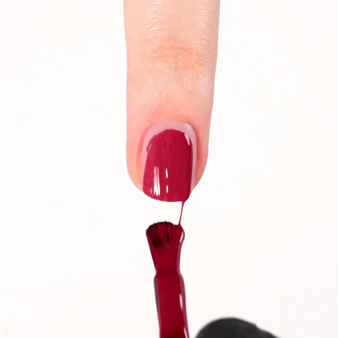 Applicazione di Smalto semipermanente SP626 Berry Red
