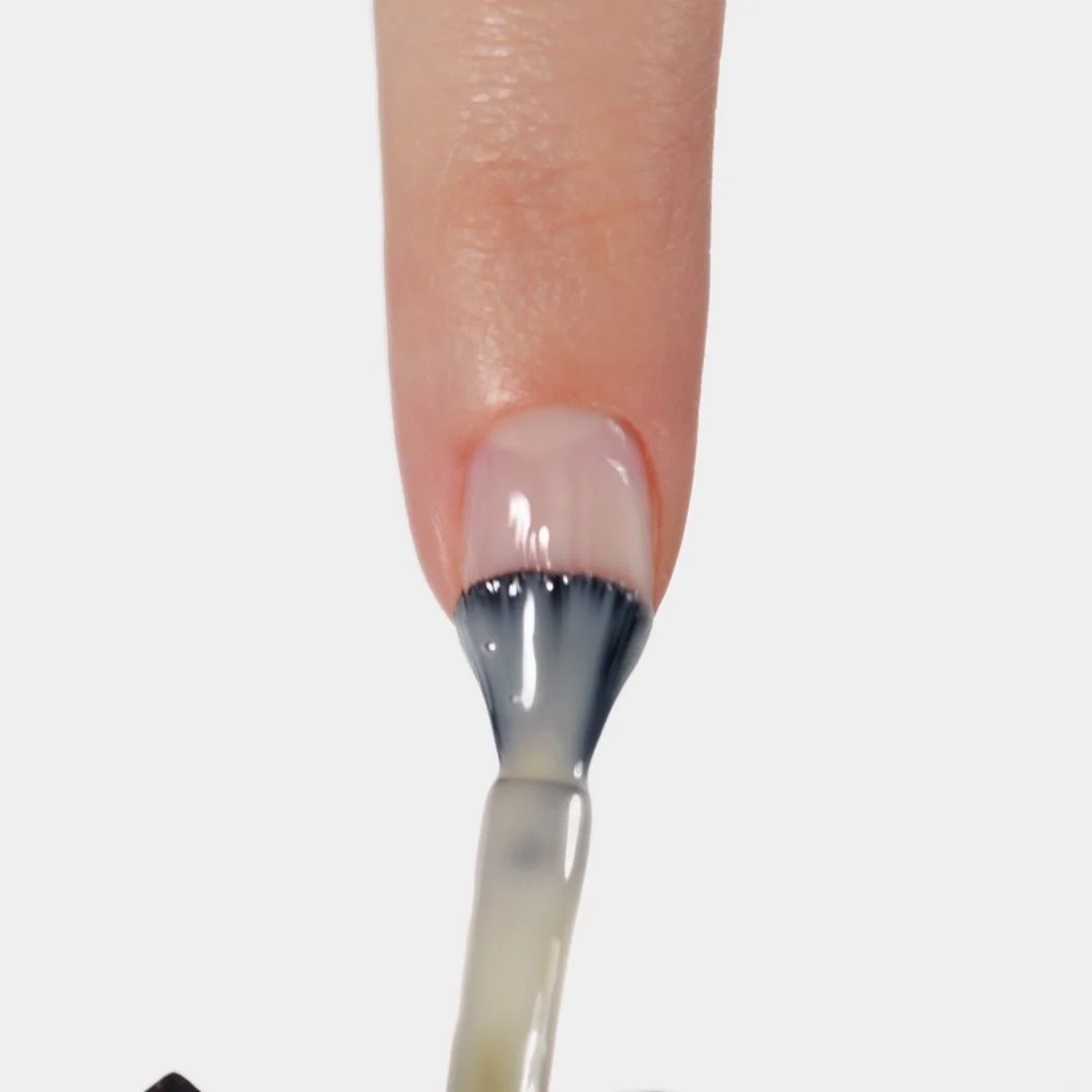 Application de Vernis semi-permanent SP658 Milky Soft Porcelain