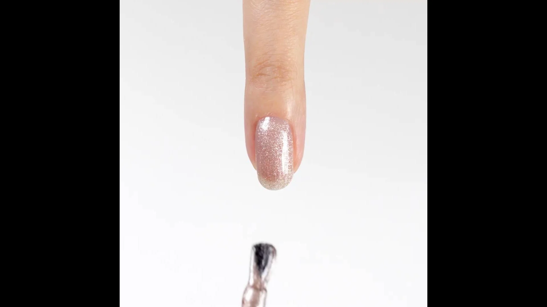 Application of Gel Nail Polish SP223 Soft Brown Cat Eye