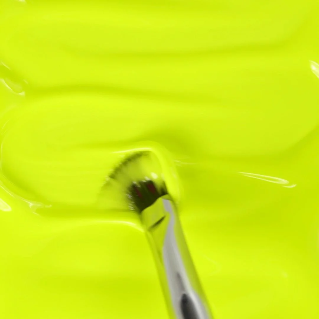 Application of Gel color F46 Fluo Lemon