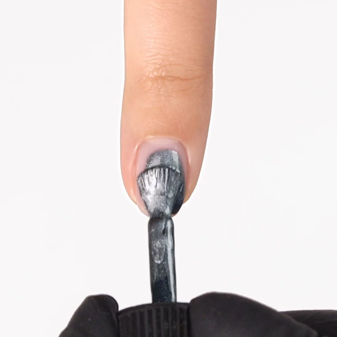 Aplicación de Esmalte semipermanente SP764 Chrome Silver