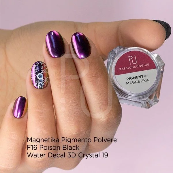 Magnetika Pigment Powder - Violet metal effect nail pigment - detail 2