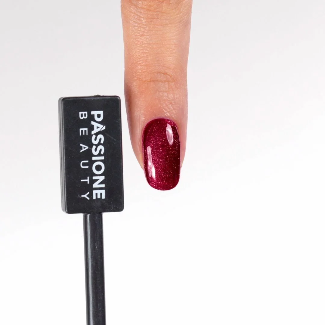 Anwendung von UV-Nagellack SP227 Soft Red Cat's Eyes