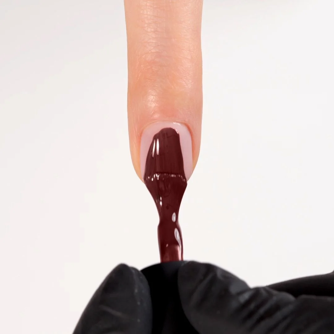 Anwendung von UV Nagellack SNC45 Marsala