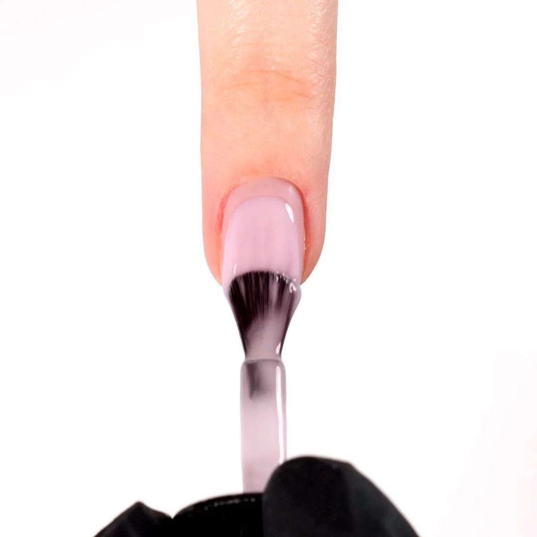 Application de Vernis semi-permanent SP666 Milky Soft Pale Bloom