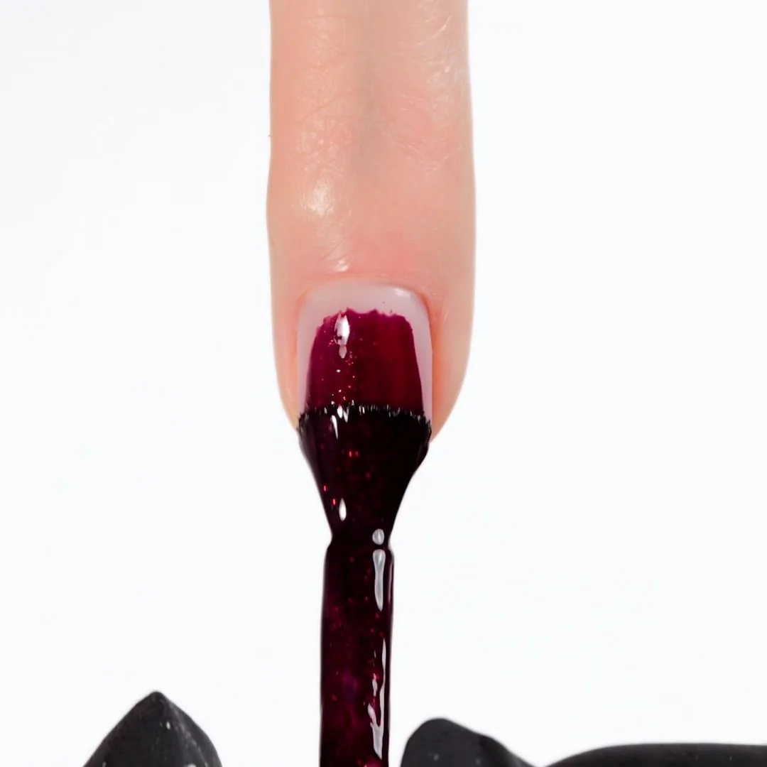 Anwendung von UV-Nagellack SP146 Fenty Red